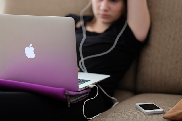 Freelancing offers students the perfect opportunity to gain real-world experience, build their portfolio, and earn extra income while still in school. With flexible hours, the ability to work remotely, and a range of industries to choose from, freelancing can easily fit into a student’s busy schedule.